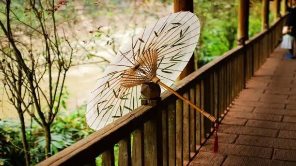 雨水:巷口的油纸伞——关于经典散文的朗诵经典篇目